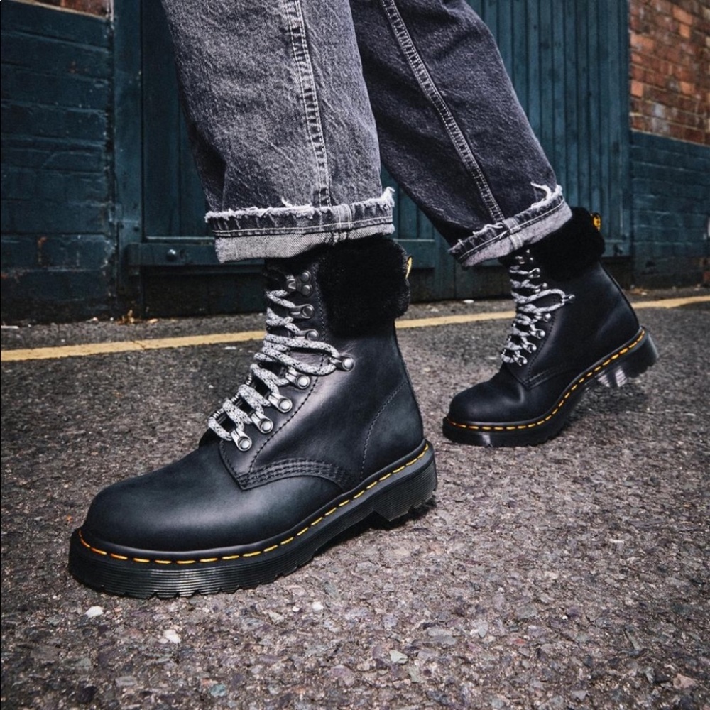 Dr. Martens 1460 SERENA COLLAR FAUX FUR LINED LACE UP BOOTS in BLACK Size 7